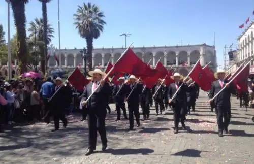 Miles de personas, entre arequipeños y turistas nacionales y extranjeros, participaron en el tradicional Paseo del Estandarte, que recorrió las principales calles del Centro Histórico de la Ciudad Blanca, en el marco del 477 aniversario de su fundación española.