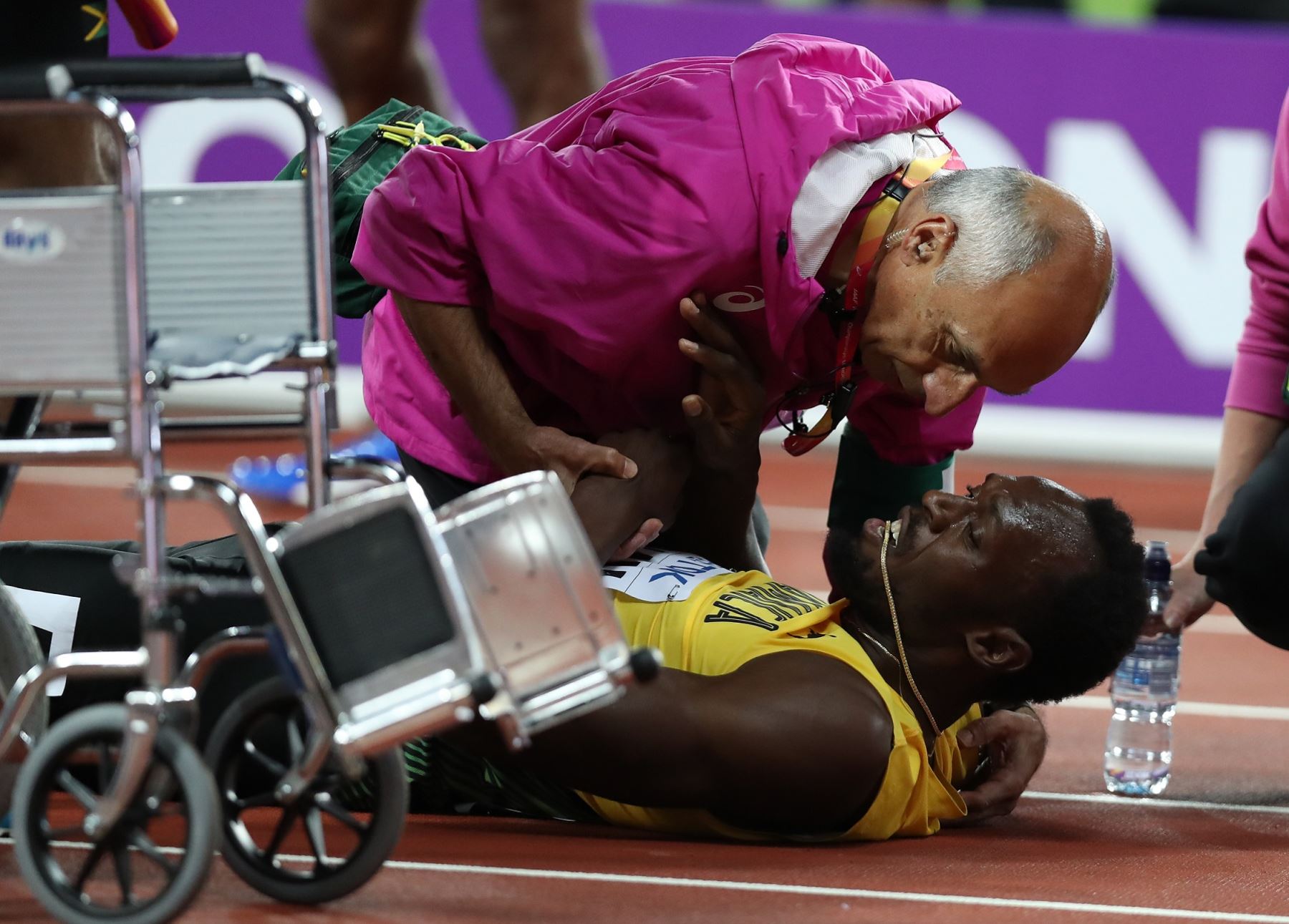 Usain Bolt terminó en el suelo en la última carrera de su vida.