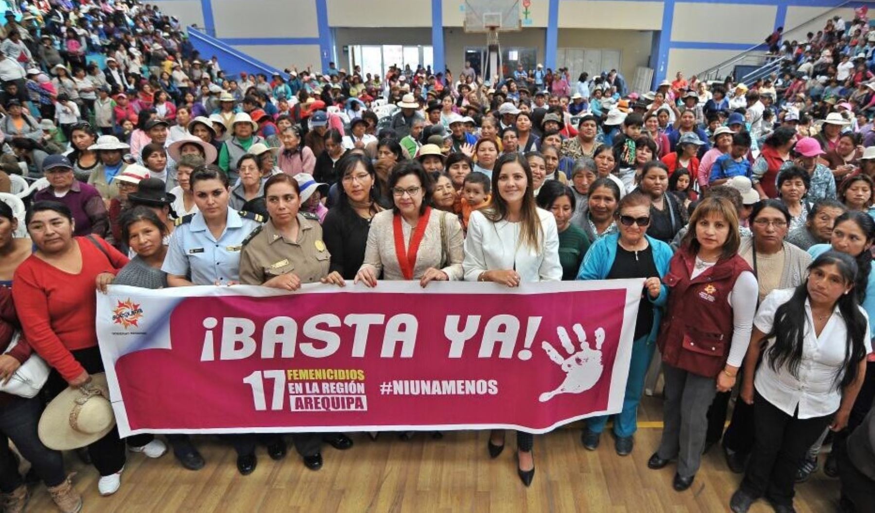 Gobernadora regional de Arequipa, Yamila Osorio, participó en la movilización "Ni una menos" en Arequipa.