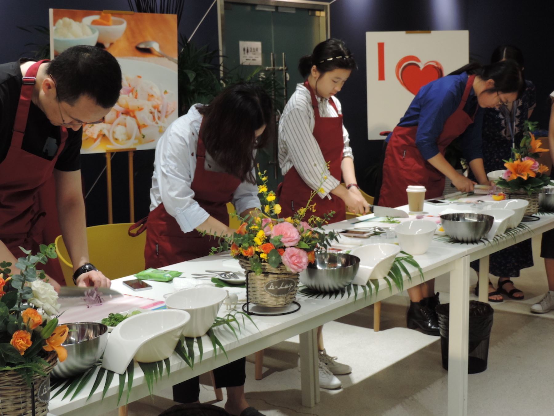 Un primer acercamiento de los chinos al Perú es a través de la gastronomía. Foto: OCEX Beijing.