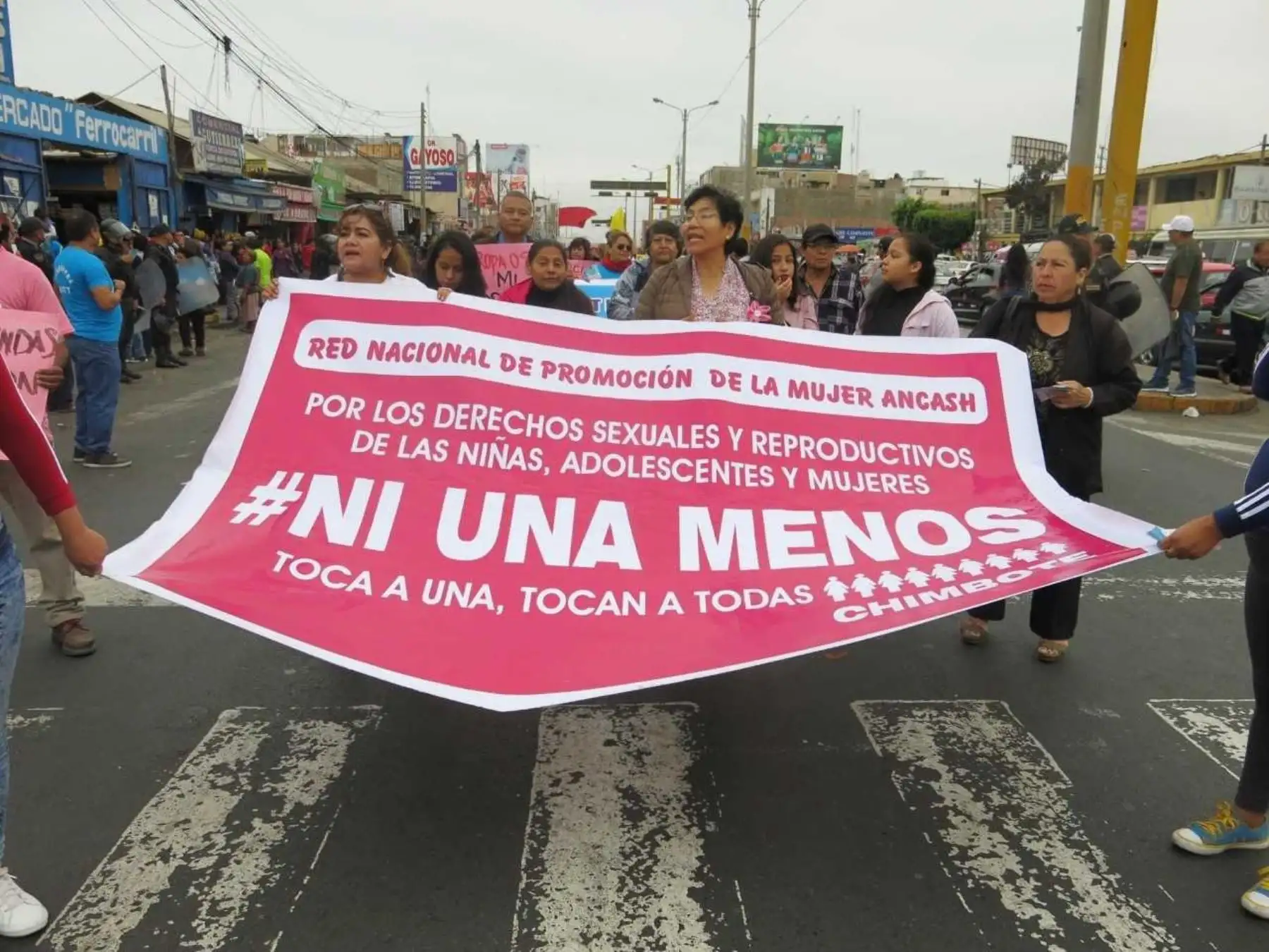 Las delegaciones recorrieron las calles principales de la ciudad de Chimbote y culminaron con una pequeña concentración en la Plaza 28 de Julio o también conocida como Plaza Grau.