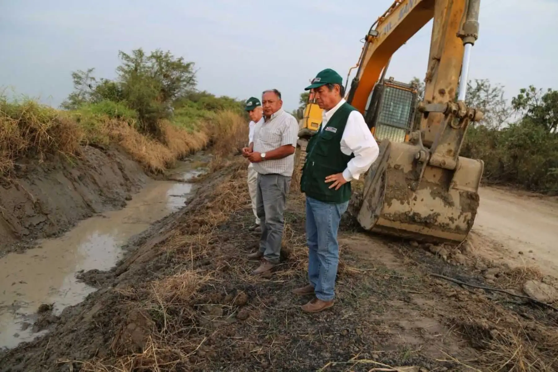 Se culminaron acciones de rehabilitación con 110 acciones de limpieza y encauce de más de 330 kilómetros de canales de regadío, en beneficio de 22 mil campesinos de la región.
