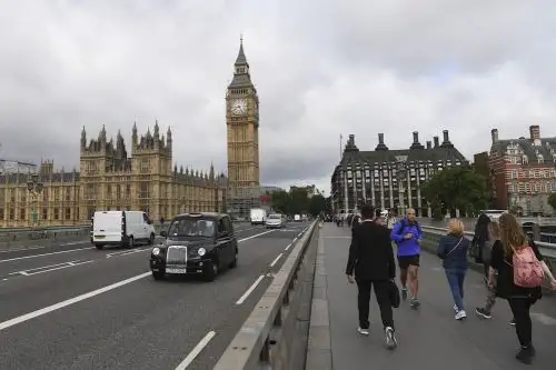 Vista del Parlamento de Londres con el icónico reloj Big Ben. AFP
