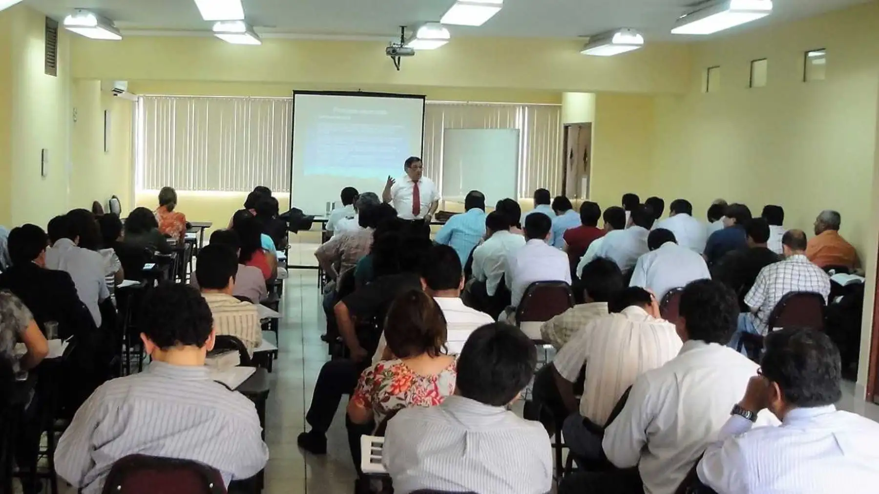 AMAG capacita a jueces y fiscales.
