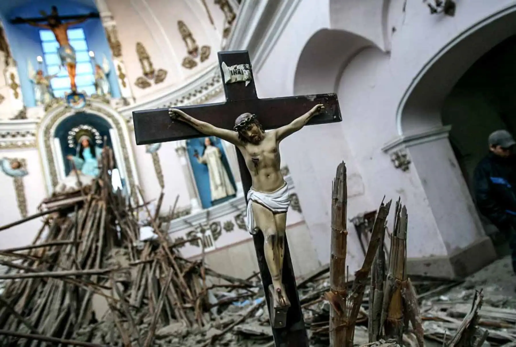 En Ica, parte del templo del Señor de Luren colapsó y se desplomaron los templos San Francisco de Asís, la Catedral y San José, así como la capilla del antiguo Hospital del Socorro. Lo mismo ocurrió con el templo de San Clemente de Pisco, que se derrumbó mientras se realizaba una misa.
Foto: ANDINA/Carlos Lezama En Ica, parte del templo del Señor de Luren colapsó y se desplomaron los templos San Francisco de Asís, la Catedral y San José, así como la capilla del antiguo Hospital del Socorro. Lo mismo ocurrió con el templo de San Clemente de Pisco, que se derrumbó mientras se realizaba una misa.
Foto: ANDINA/Carlos Lezama