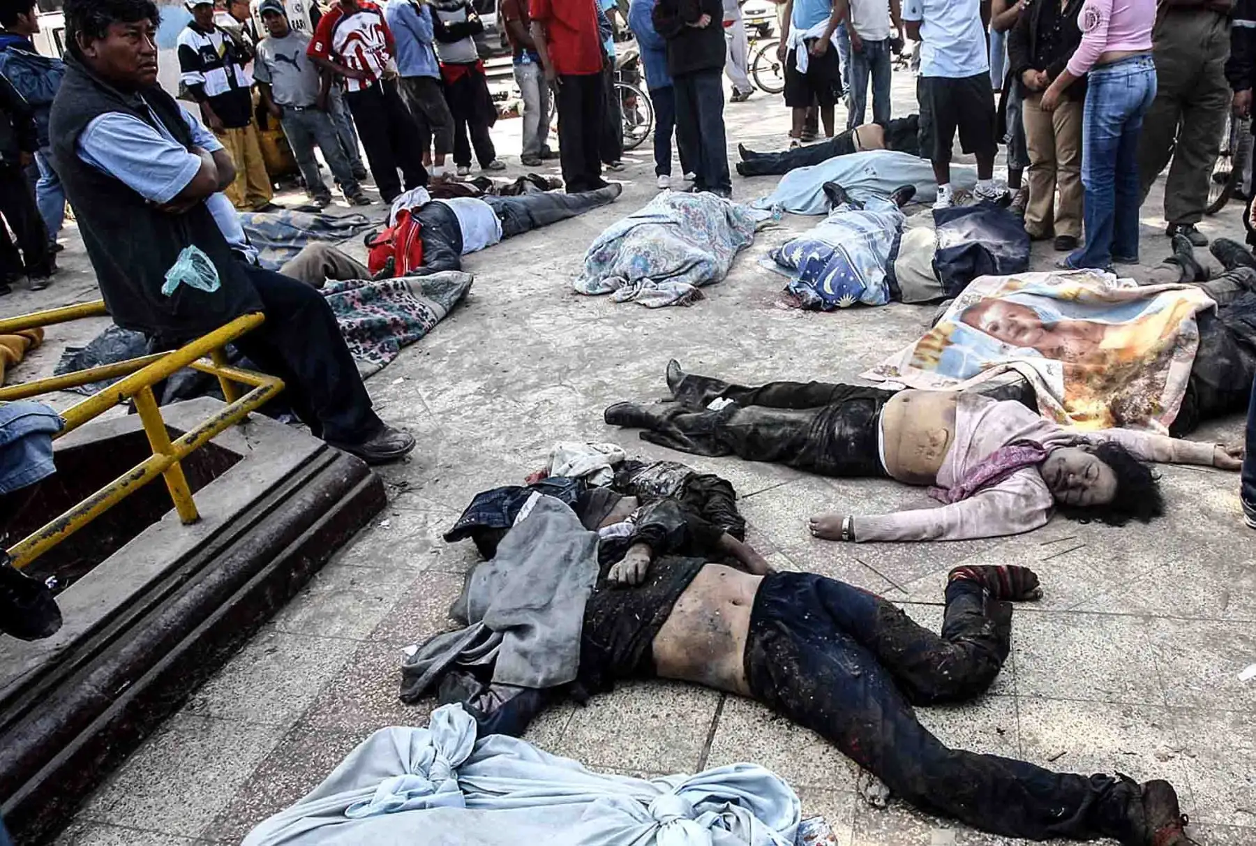 El sismo, que se registró a las 18:41 horas y alcanzó los 7.9 grados de magnitud, dejó 596 muertos, más de 2,200 heridos y 432,000 damnificados.Foto: ANDINA/Carlos Lezama El sismo, que se registró a las 18:41 horas y alcanzó los 7.9 grados de magnitud, dejó 596 muertos, más de 2,200 heridos y 432,000 damnificados.Foto: ANDINA/Carlos Lezama