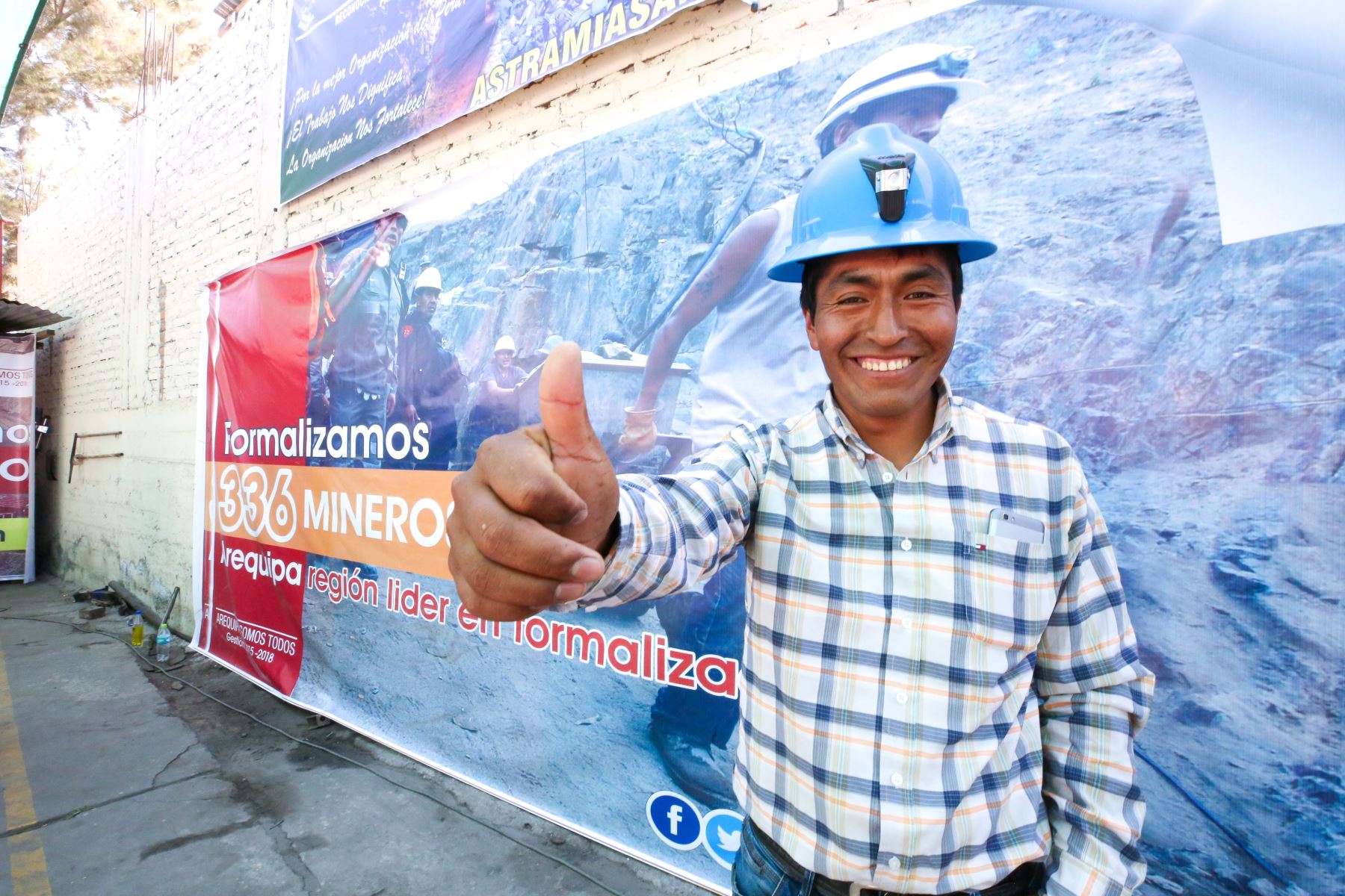 Entregan resolución de formalización a más de 300 mineros artesanales de Arequipa.