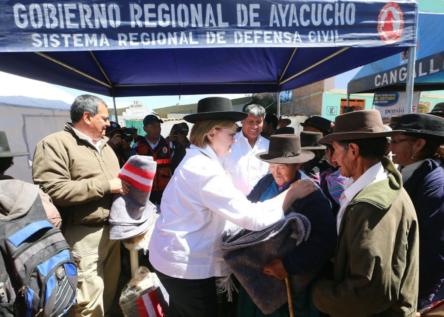 Ministro de Defensa, Jorge Nieto; y Primera Dama, Nancy Lange, entregan ayuda humanitaria en Ayacucho.