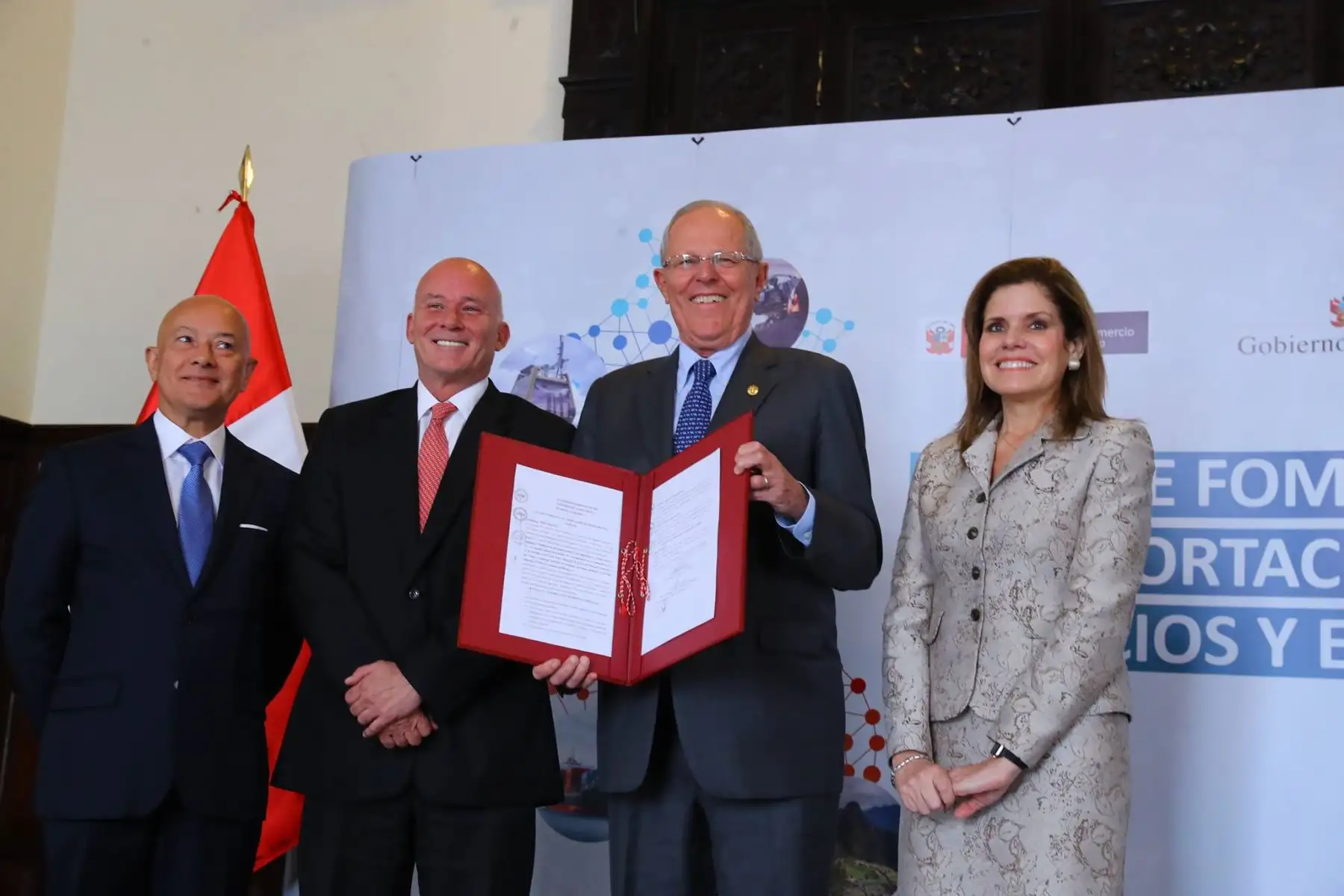 Presidente Pedro Pablo Kuczynski, asiste a ceremonia de suscripción de Ley de Fomento al Comercio Exterior de Servicios. Foto: ANDINA/ Prensa Presidencia