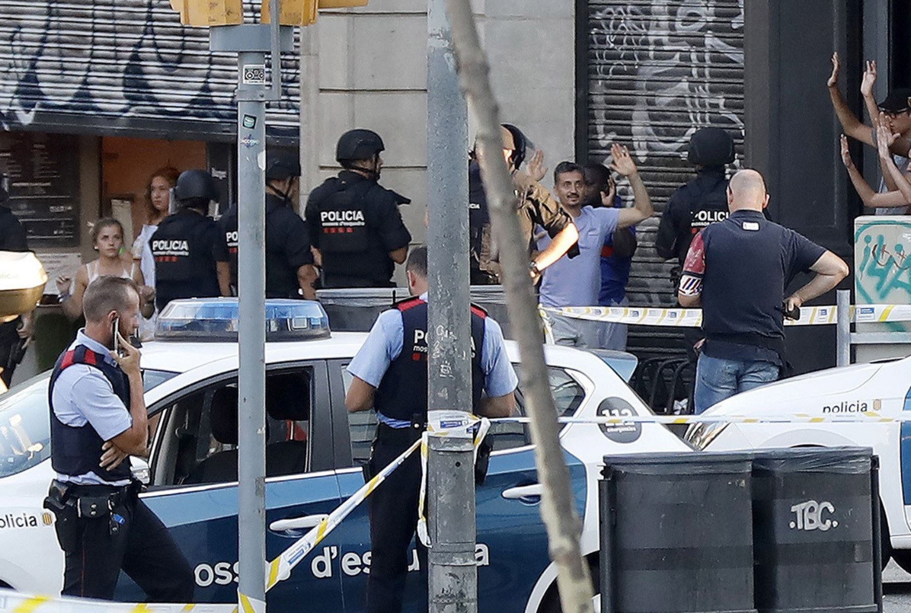 Una furgoneta atropelló a varias personas que paseaban por Las Ramblas, de Barcelona. Foto: AFP