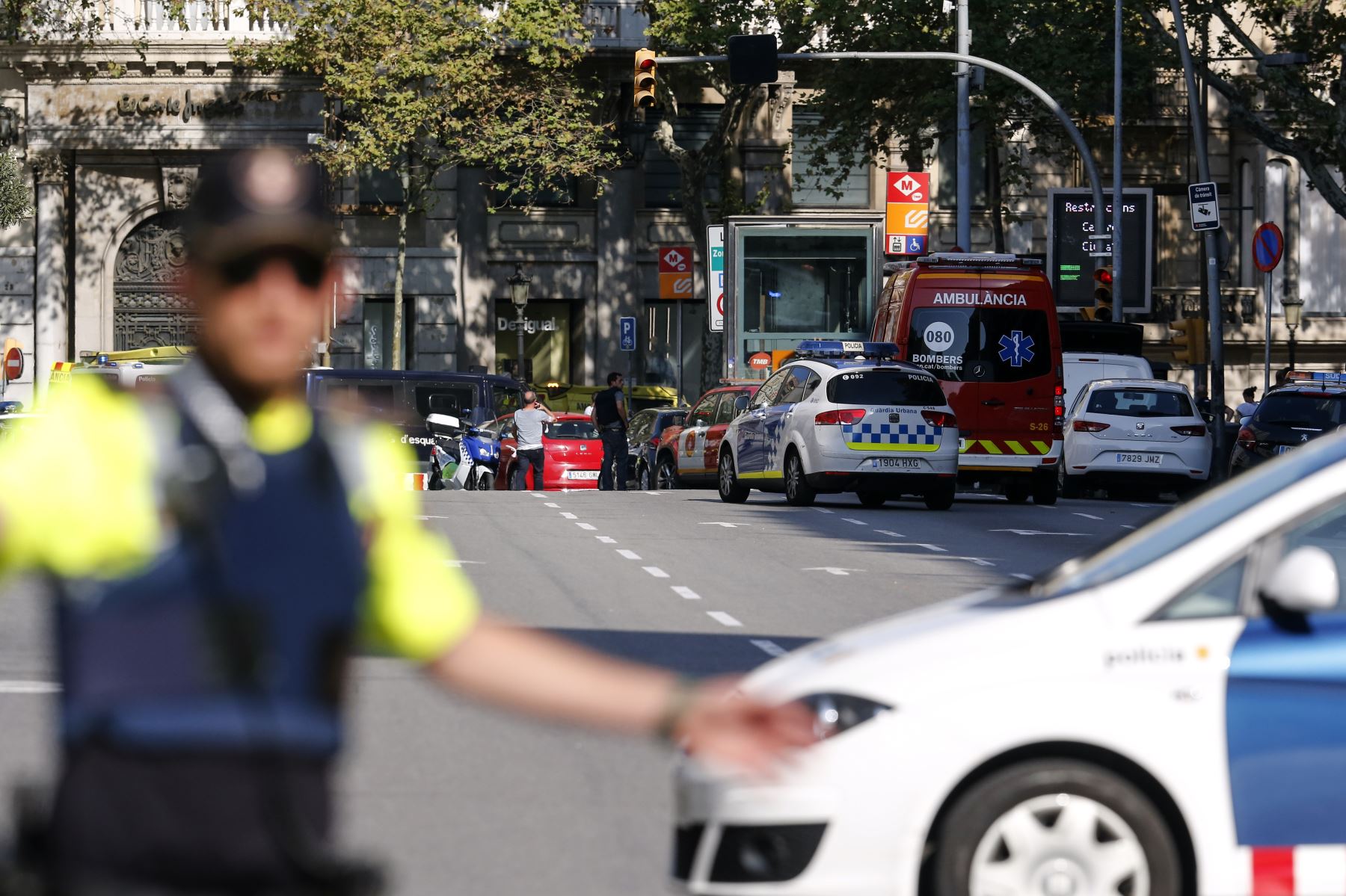 Una furgoneta atropelló a varias personas que paseaban por Las Ramblas, de Barcelona. Foto: EFE