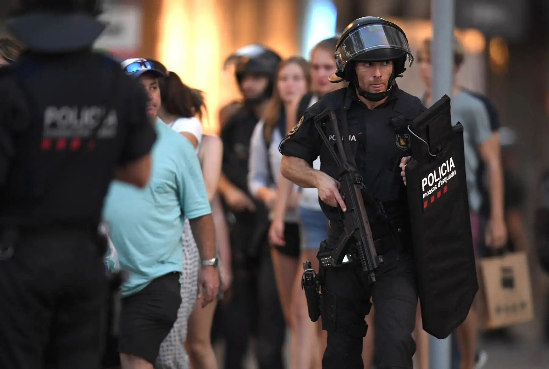 Una furgoneta atropelló a varias personas que paseaban por Las Ramblas, de Barcelona. Foto: AFP