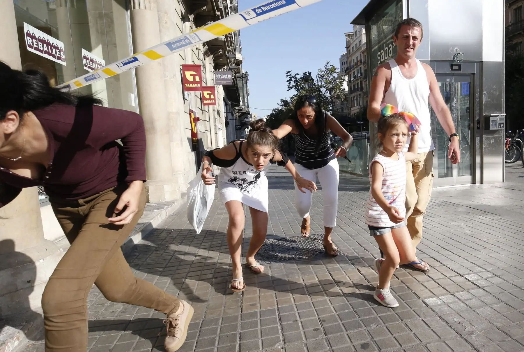Una furgoneta atropelló a varias personas que paseaban por Las Ramblas, de Barcelona. Foto: AFP