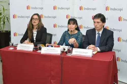 Delia Farje, secretaria técnica de la Comisión de Eliminación de Barreras Burocráticas; y Roxana Arellano, secretaria técnica de la Sala Especializada en Defensa de la Competencia del Indecopi