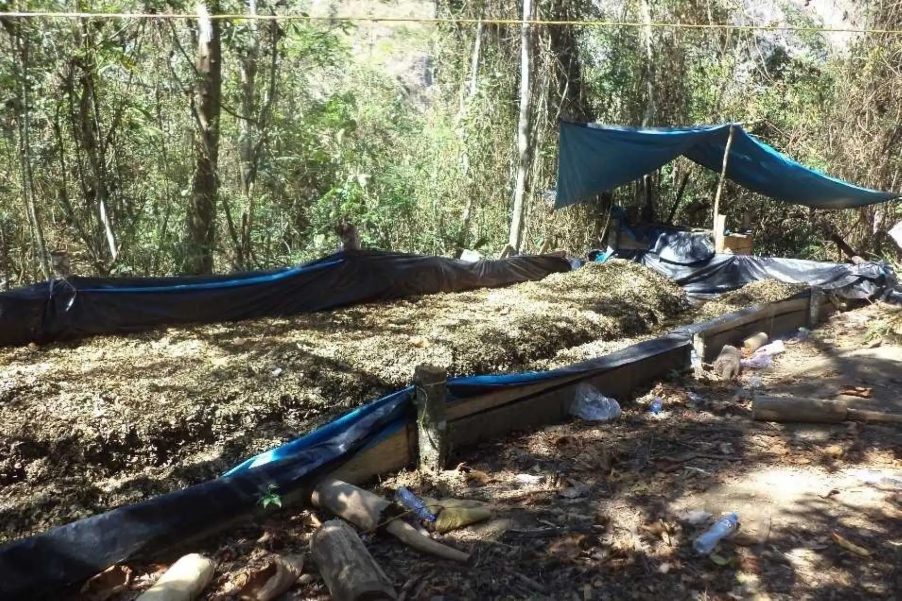 Se halló también cerca de 10,224 kilos de hoja de coca en proceso de maceración, así como sustancias químicas (hidrocarburos, ácidos, hidróxidos y cemento), Se neutralizo la producción de alrededor de 66 kilos de droga líquida.