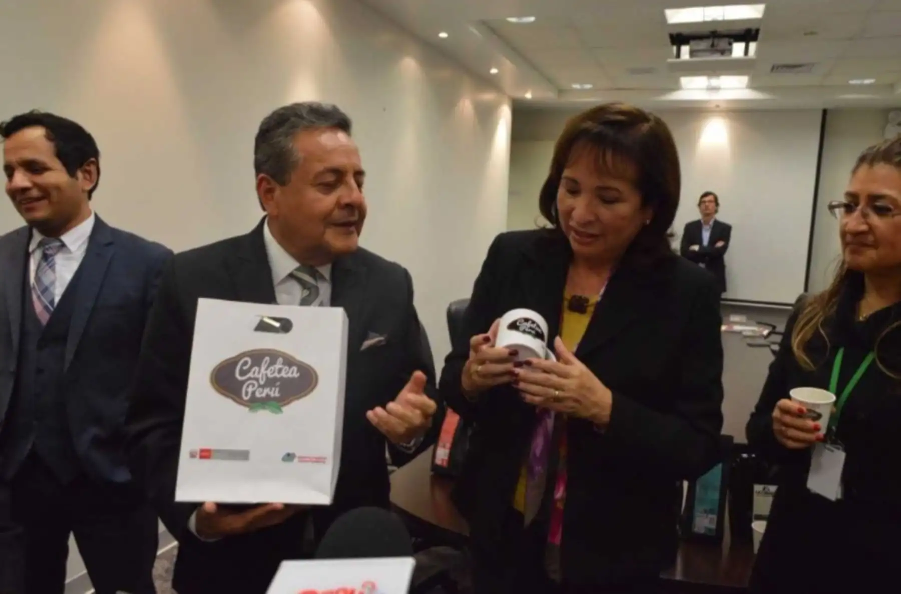 La campaña “Cafetea Perú” de Sierra y Selva Exportadora fue promovida en el Ministerio del Ambiente (Minam), donde la titular de dicha cartera, Elsa Galarza, destacó esta iniciativa que busca incrementar a nivel nacional el consumo de café tostado peruano.