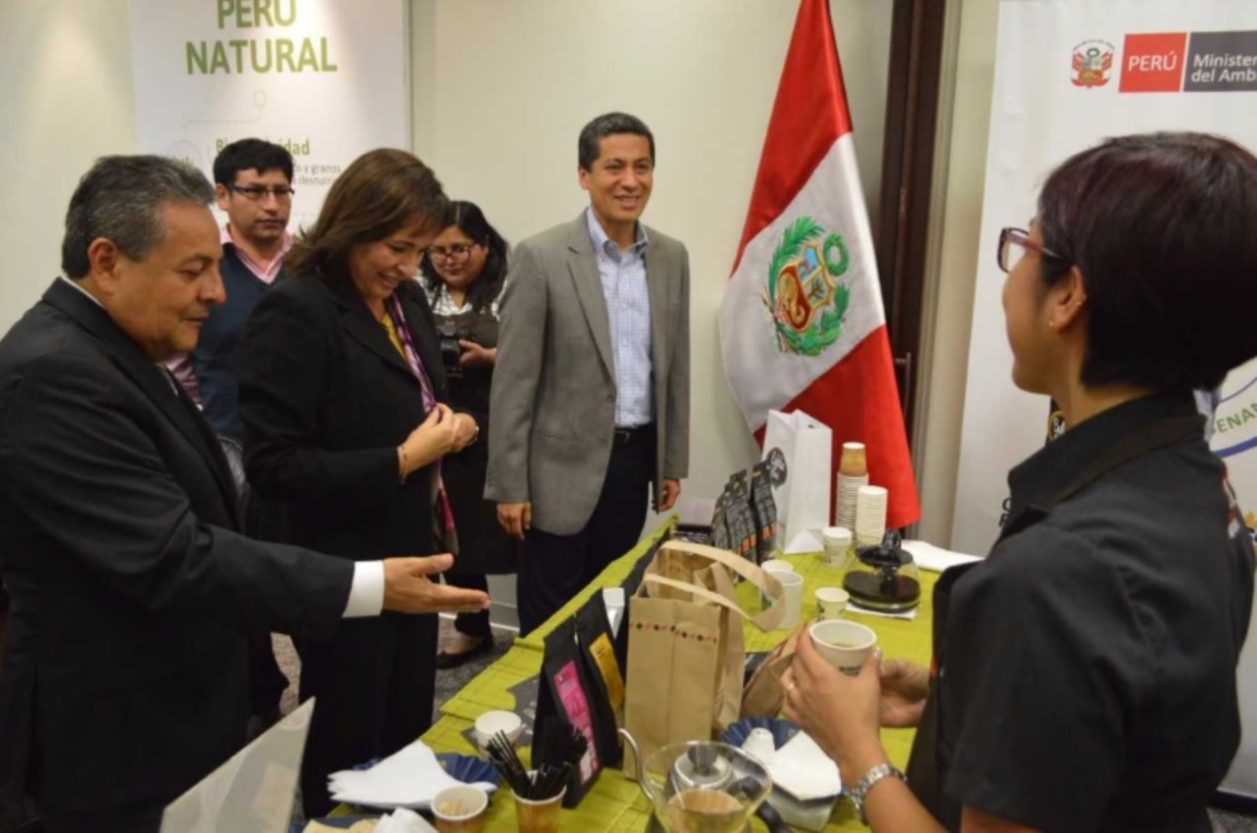 La campaña “Cafetea Perú” de Sierra y Selva Exportadora fue promovida en el Ministerio del Ambiente (Minam), donde la titular de dicha cartera, Elsa Galarza, destacó esta iniciativa que busca incrementar a nivel nacional el consumo de café tostado peruano.