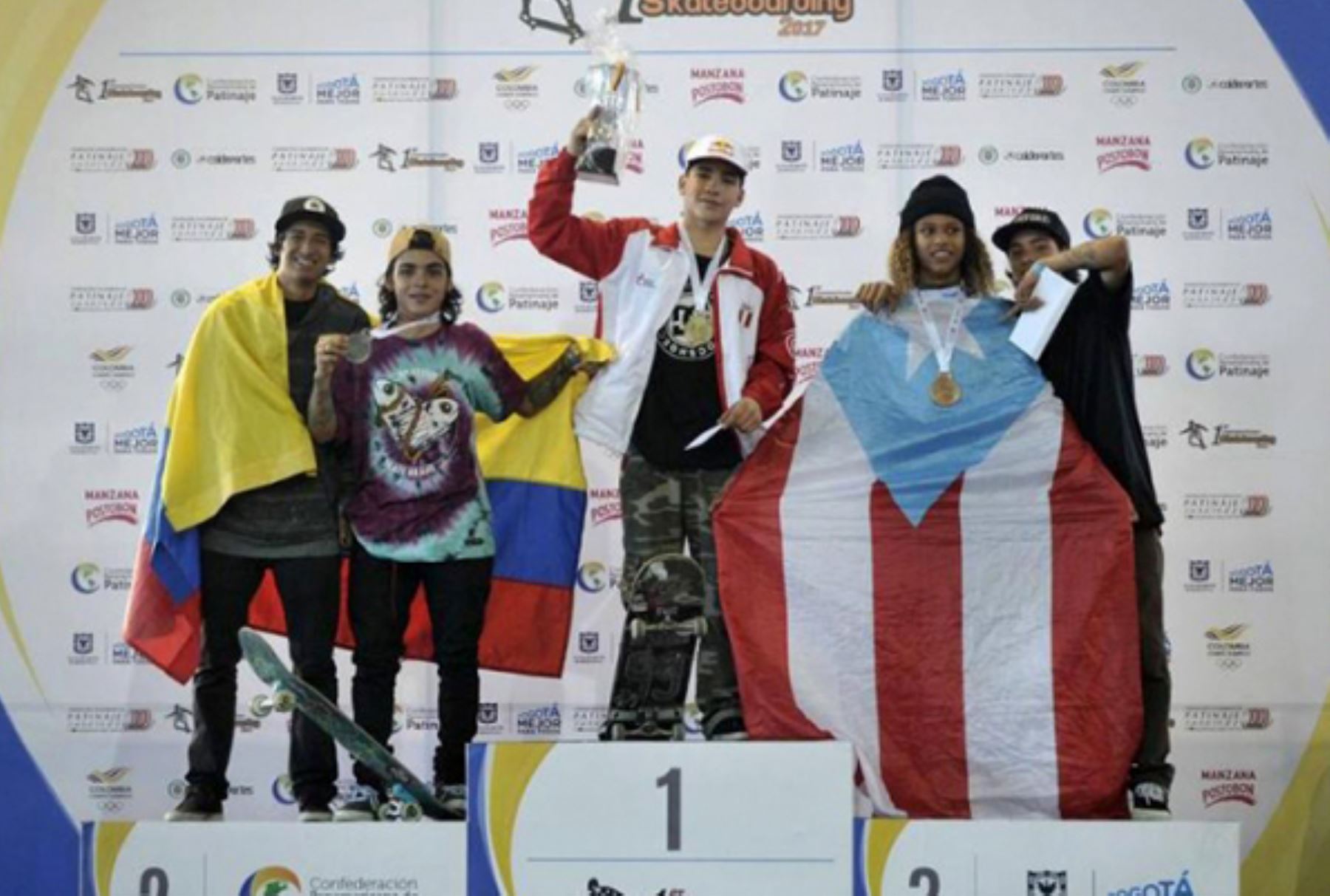 Agelo Caro en la cima del podio en el Panamericanos de skateboarding