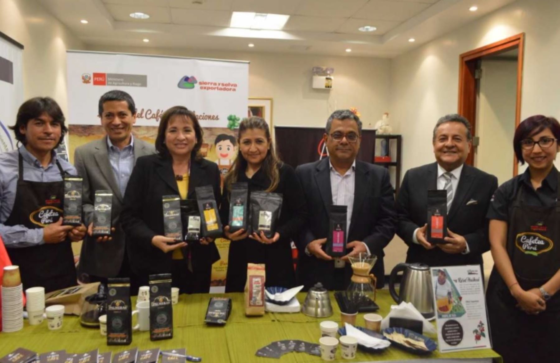 La campaña “Cafetea Perú” de Sierra y Selva Exportadora fue promovida en el Ministerio del Ambiente (Minam), donde la titular de dicha cartera, Elsa Galarza, destacó esta iniciativa que busca incrementar a nivel nacional el consumo de café tostado peruano.