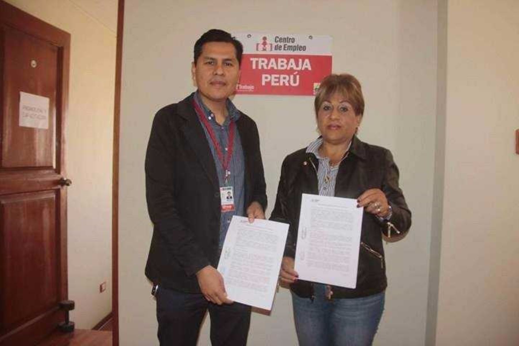 La alcaldesa provincial del Santa, Victoria Espinoza García, y representante del programa Trabaja Perú, suscribieron convenio.
