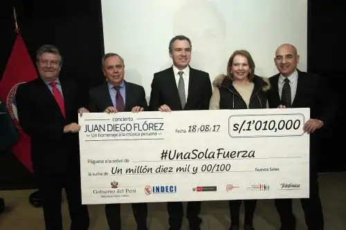 Entregan cheque por concierto de Juan Diego Flórez.