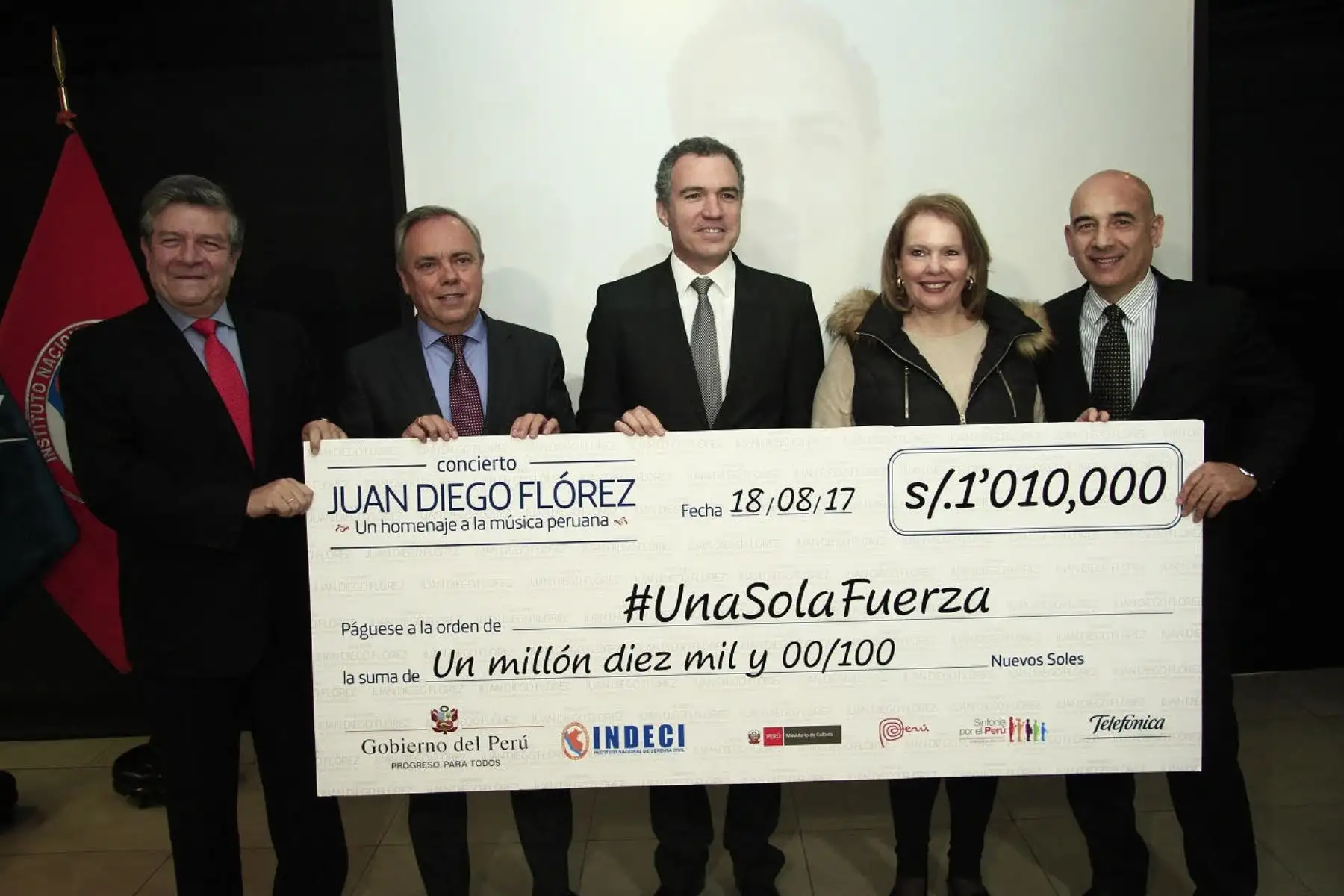 Entregan cheque por concierto de Juan Diego Flórez.