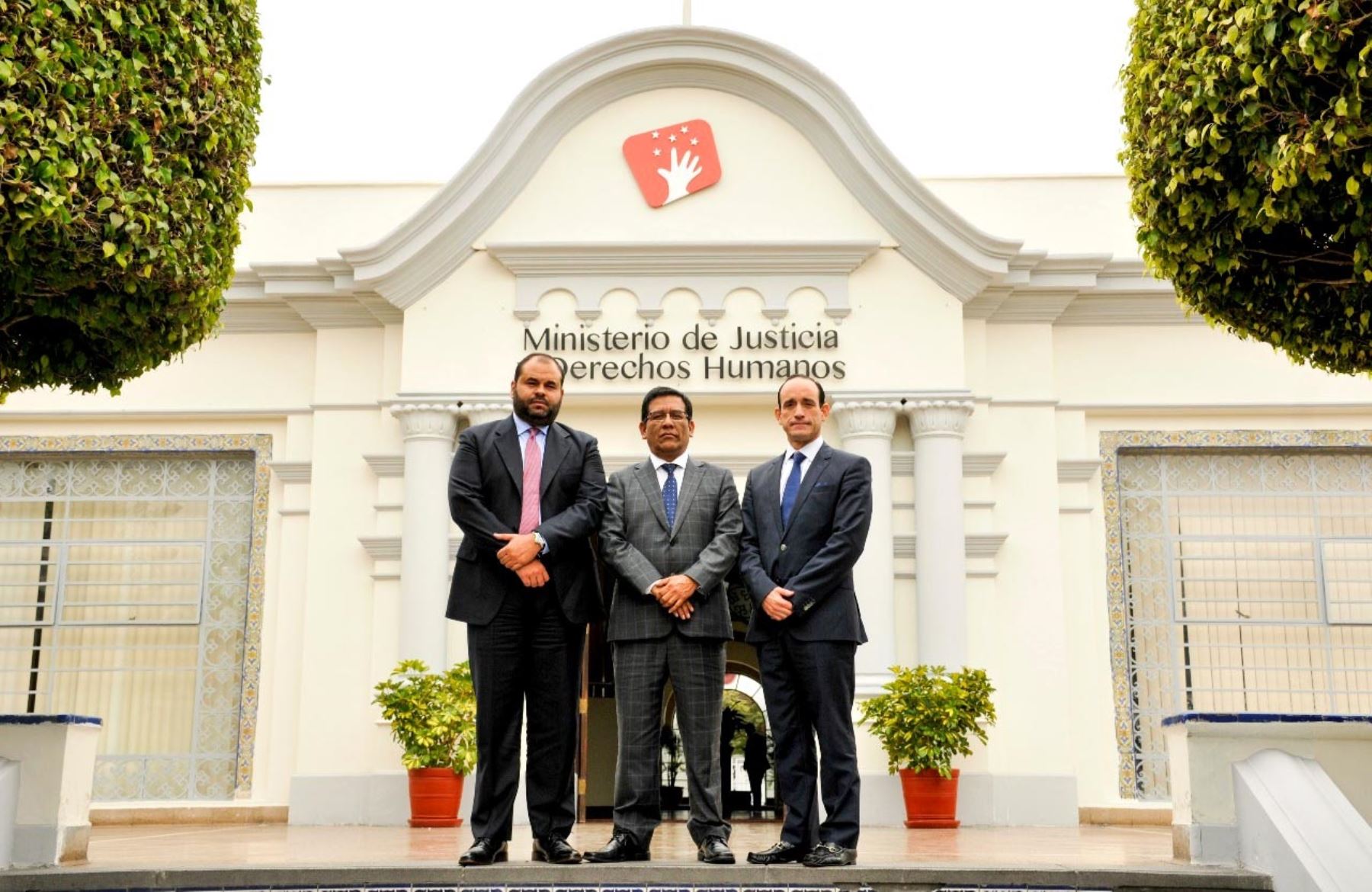 El viceministro de Justicia, Edgar Carpio Marcos, recibió a los magistrados del Tribunal Supremo de Justicia de Venezuela, Ramsis Ghazzauou y Gabriel Calleja.
