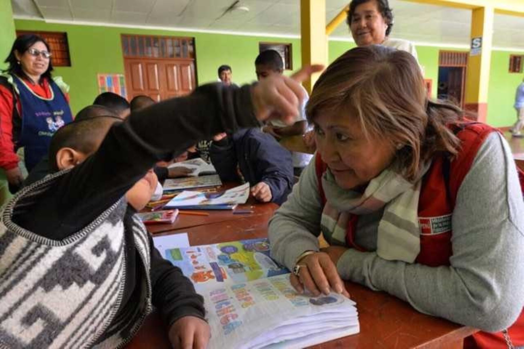 Ministra de la Mujer y Poblaciones Vulnerables, Ana María Choquehuanca, visitó el Centro de Desarrollo Integral de la Familia (Cedif) Ayacucho, en el cual se promueven actividades para el desarrollo personal y social de la población, buscando fortalecer sus capacidades.