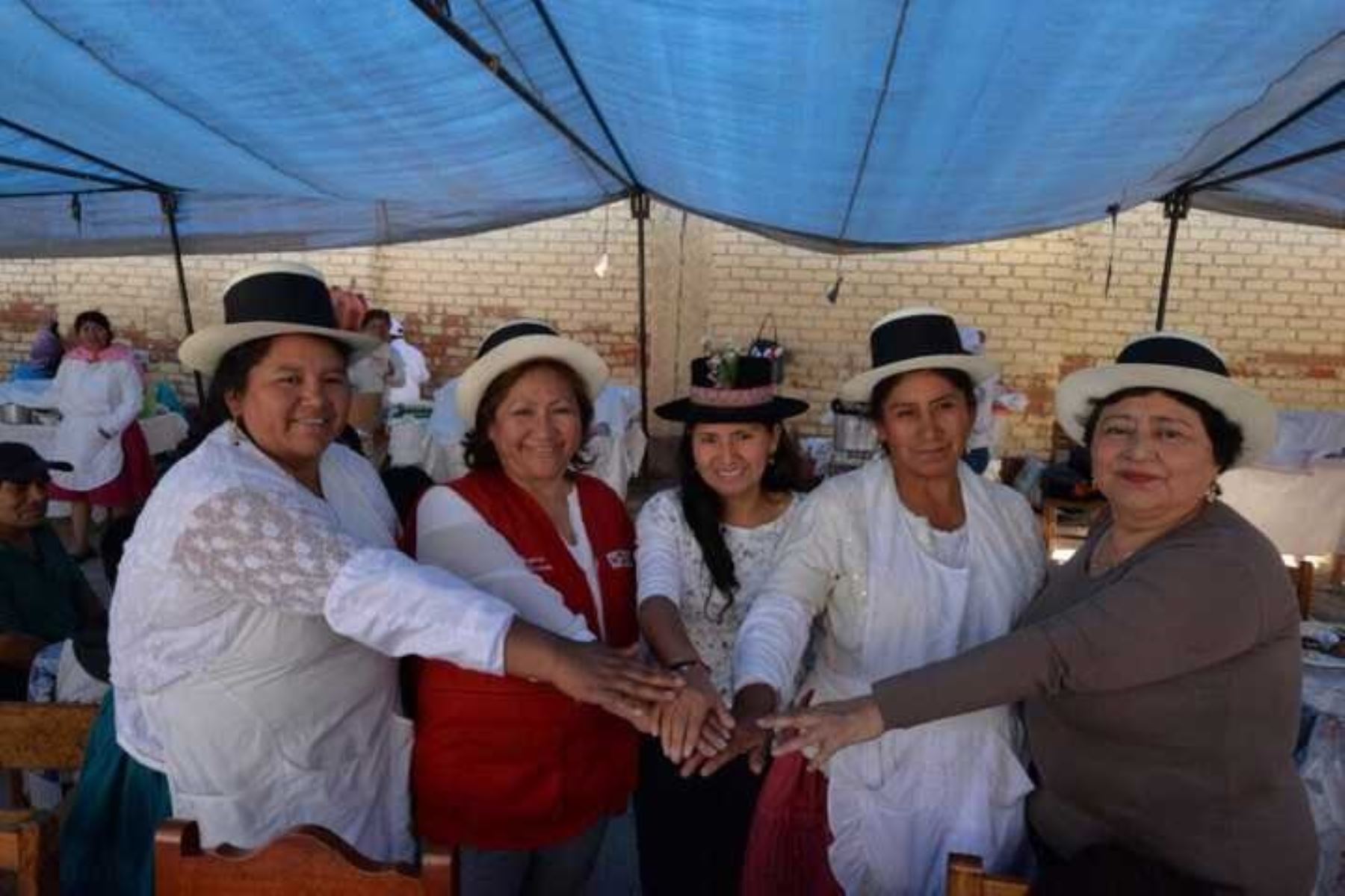 La ministra de la Mujer y Poblaciones Vulnerables, Ana María Choquehuanca, visitó la feria de comidas típicas organizada por mujeres y luego a la Asociación se Mujeres Artesanas desplazadas por la violencia política.