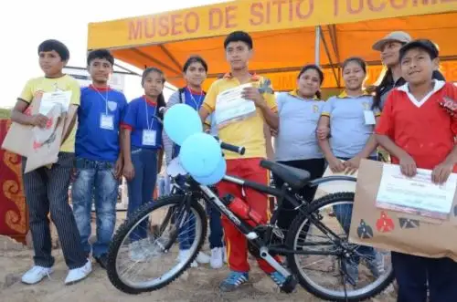 Niños y niñas de Túcume, en Lambayeque, fueron los protagonistas del III Concurso de cometas “Volando nuestros sueños”, primera actividad con la que el Museo de Sitio Túcume, inició la conmemoración de su 25 aniversario de labor en la gestión cultural de uno de los monumentos culturales más importantes de la región.