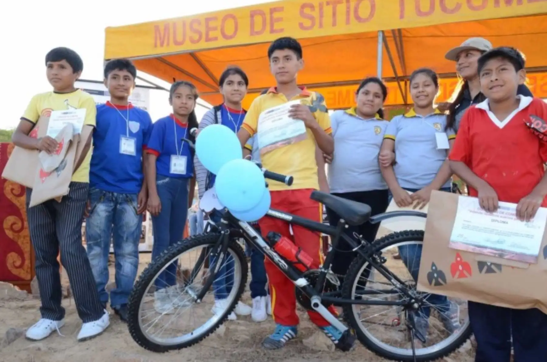 Niños y niñas de Túcume, en Lambayeque, fueron los protagonistas del III Concurso de cometas “Volando nuestros sueños”, primera actividad con la que el Museo de Sitio Túcume, inició la conmemoración de su 25 aniversario de labor en la gestión cultural de uno de los monumentos culturales más importantes de la región.