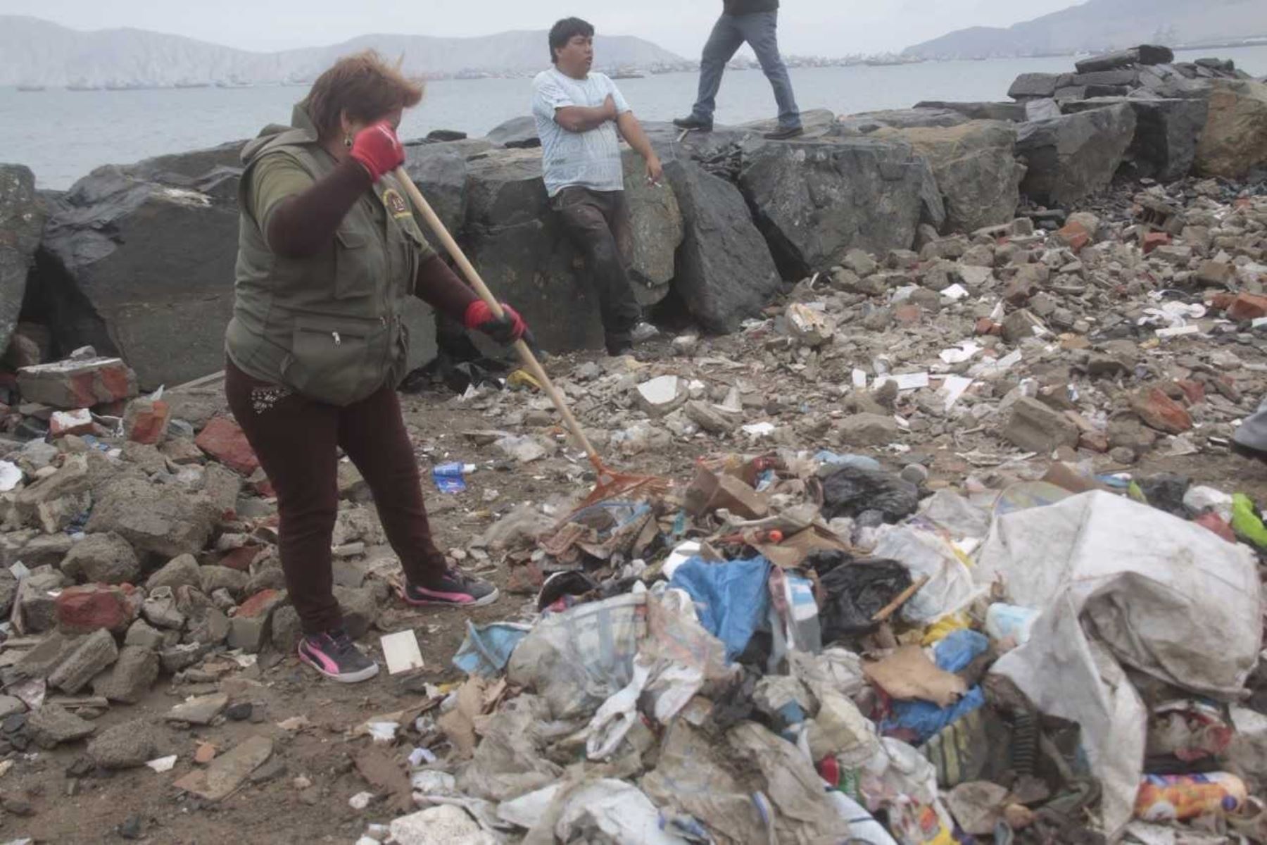 Chimbote: retiran 1,200 metros cúbicos de desmonte y basura de zona marino costera