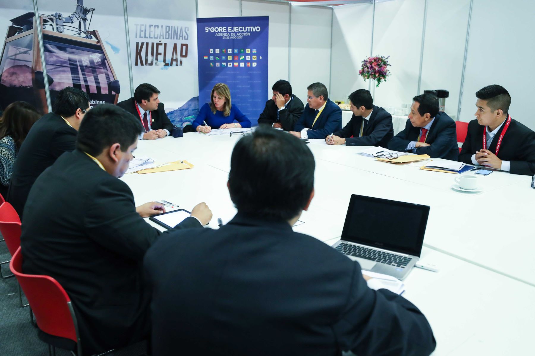 Ministra de Energía y Minas, Cayetana Aljovín, se reunió con gobernadores regionales. Foto: MEM.