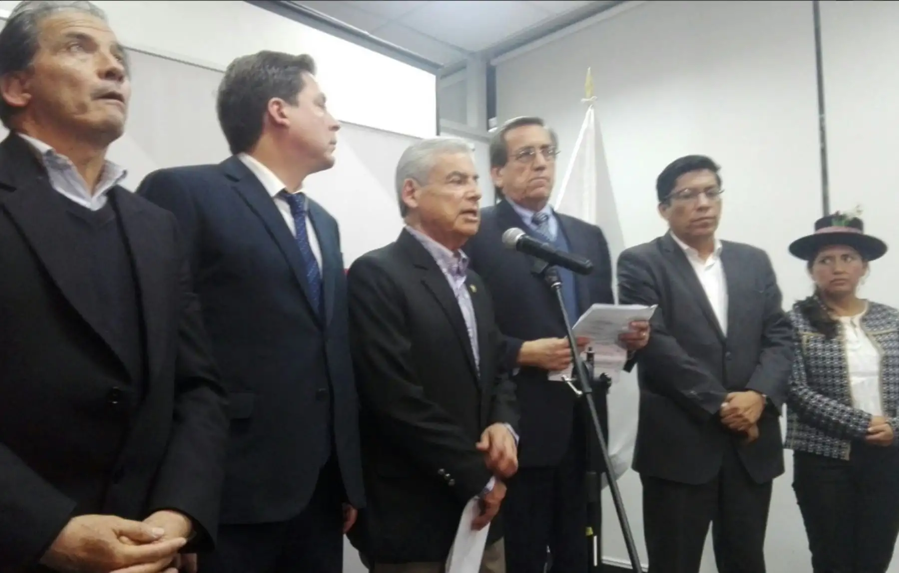 Congresistas que participaron en diálogo con maestros en huelga.