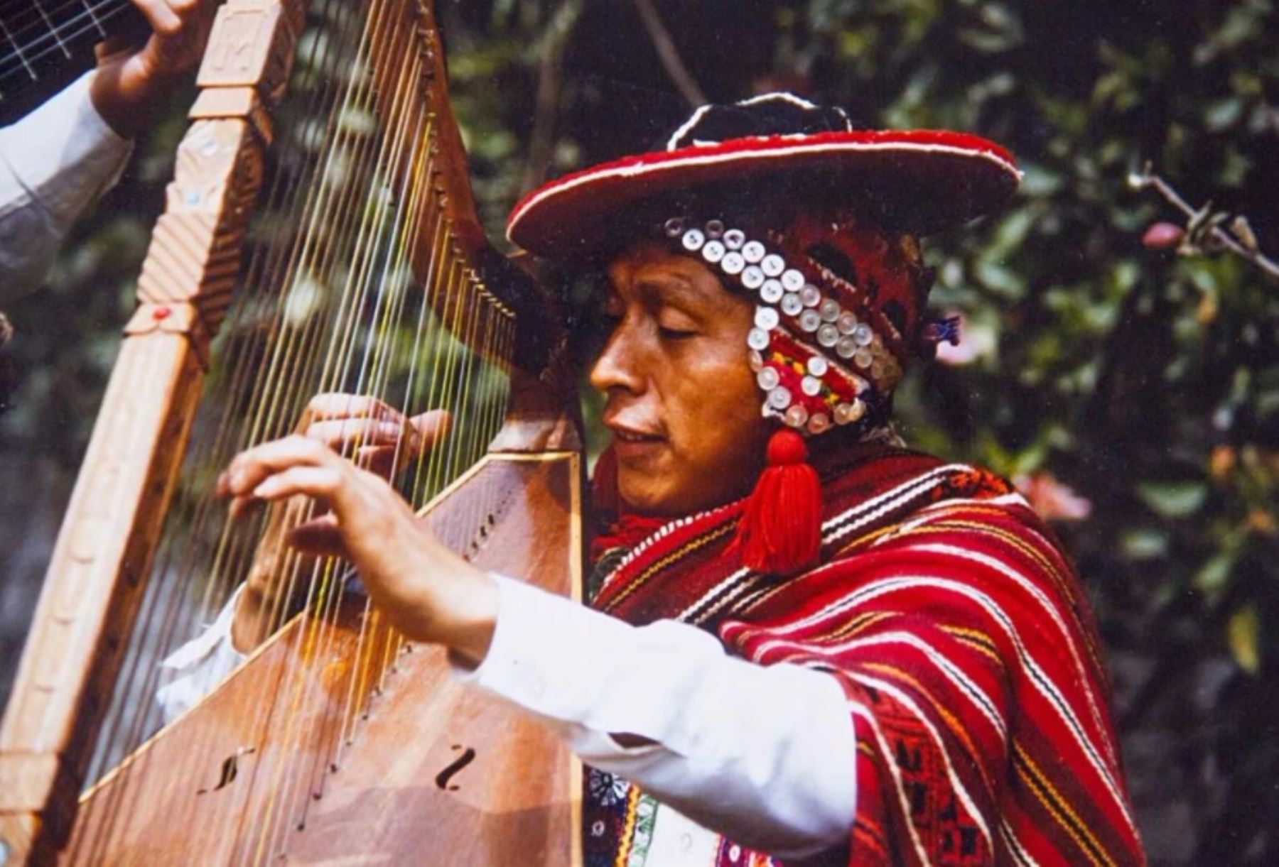 En el marco del Día Mundial del Folclore y su valioso compromiso para salvaguardar y difundir la música tradicional peruana, el Ministerio de Cultura reconocerá, como Personalidad Meritoria de la Cultura, al destacado intérprete del arpa andina, Mauro Hernán Flores Hilario.