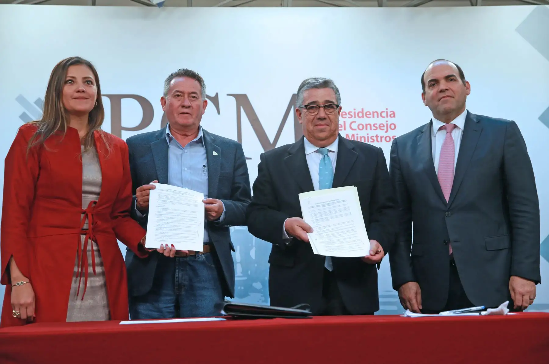 El Ejecutivo y el Gobierno Regional de Arequipa suscribieron hoy un convenio para reimpulsar el proyecto Majes-Siguas 2, mediante la implementación de riego tecnificado, para un aprovechamiento eficiente del agua y en beneficio de 38,000 hectáreas del valle. ANDINA/Dante Zegarra