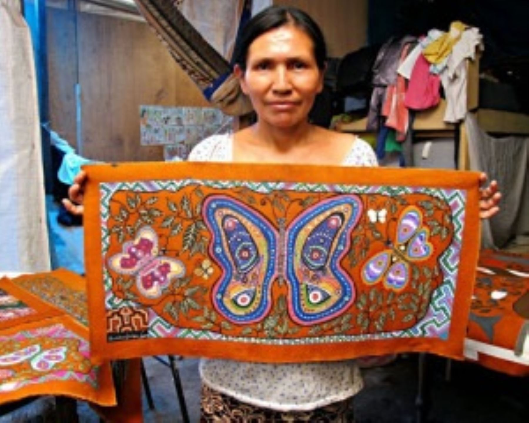 Elena Valera Vásquez, dedicada a la línea artesanal pintura, teñido y estampado en Ucayali.