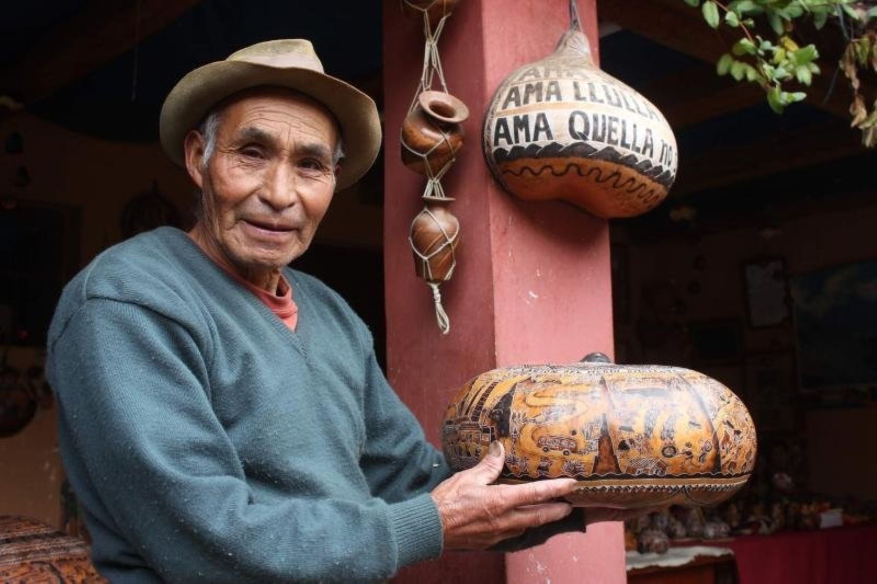 Pedro Veli Alfaro, artesano dedicado a la línea artesanal mate burilado en la región Junín.