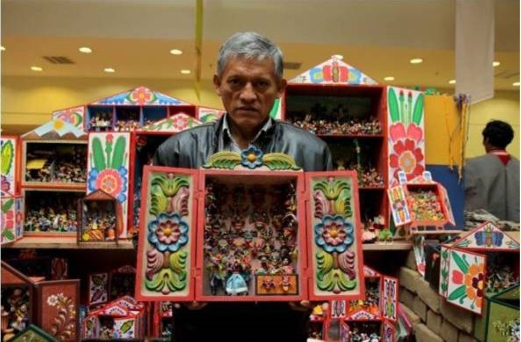 César Urbano Chipana, artesano dedicado a la línea artesanal imaginería en Ayacucho.