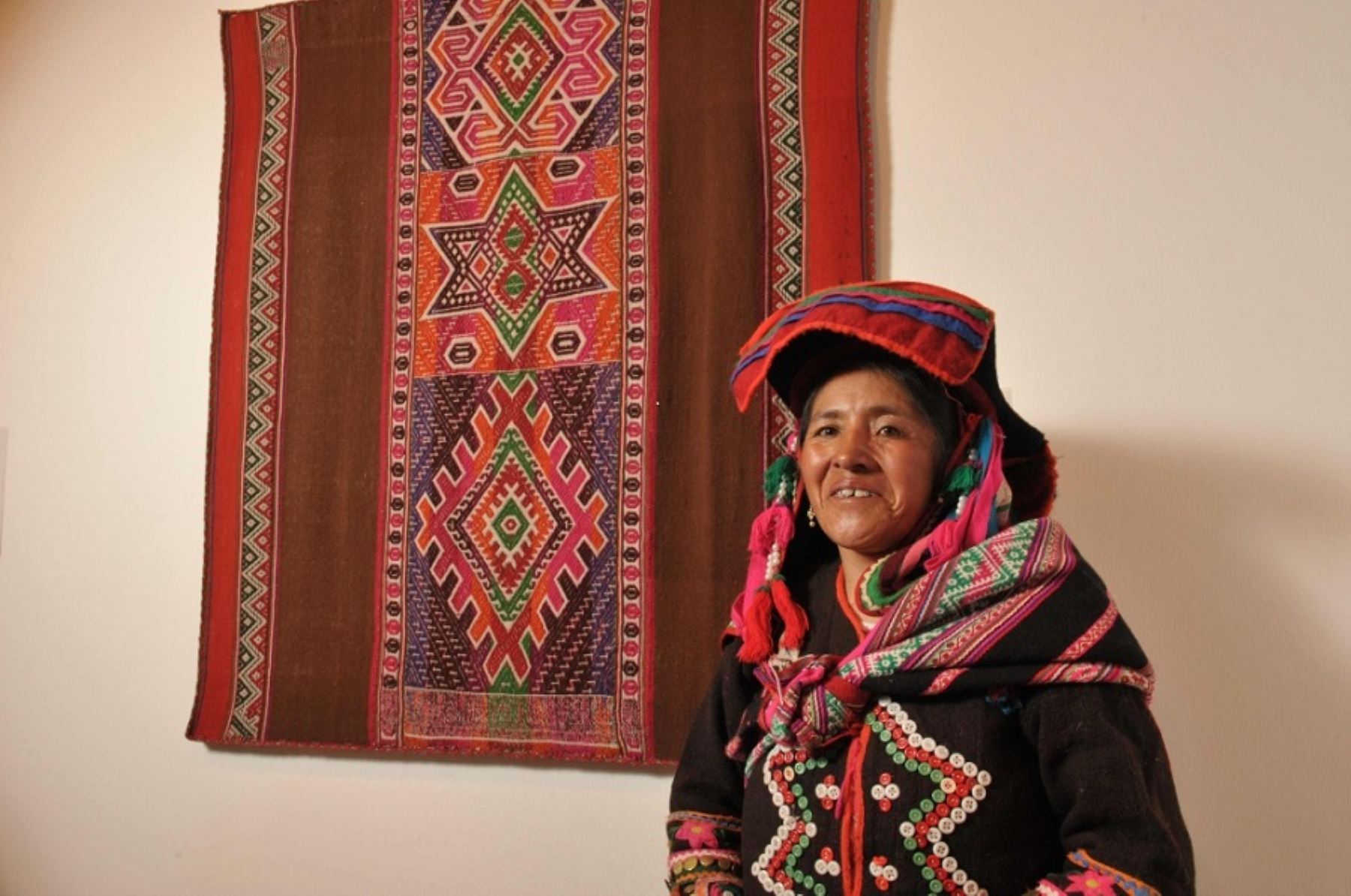 Santusa Cutipa Cutipa, artesana de Puno dedicada a la línea artesanal textil.