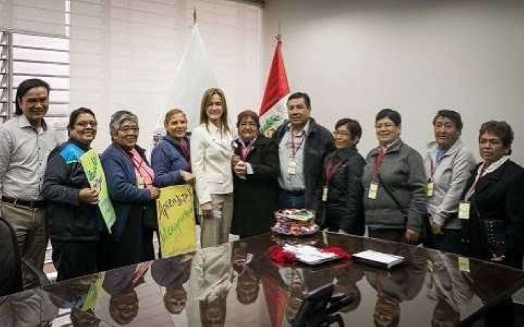 La ministra de Educación, Marilú Martens, se reunió en la sede del Minedu con un grupo de la Casa del Adulto Mayor de Santa Anita.