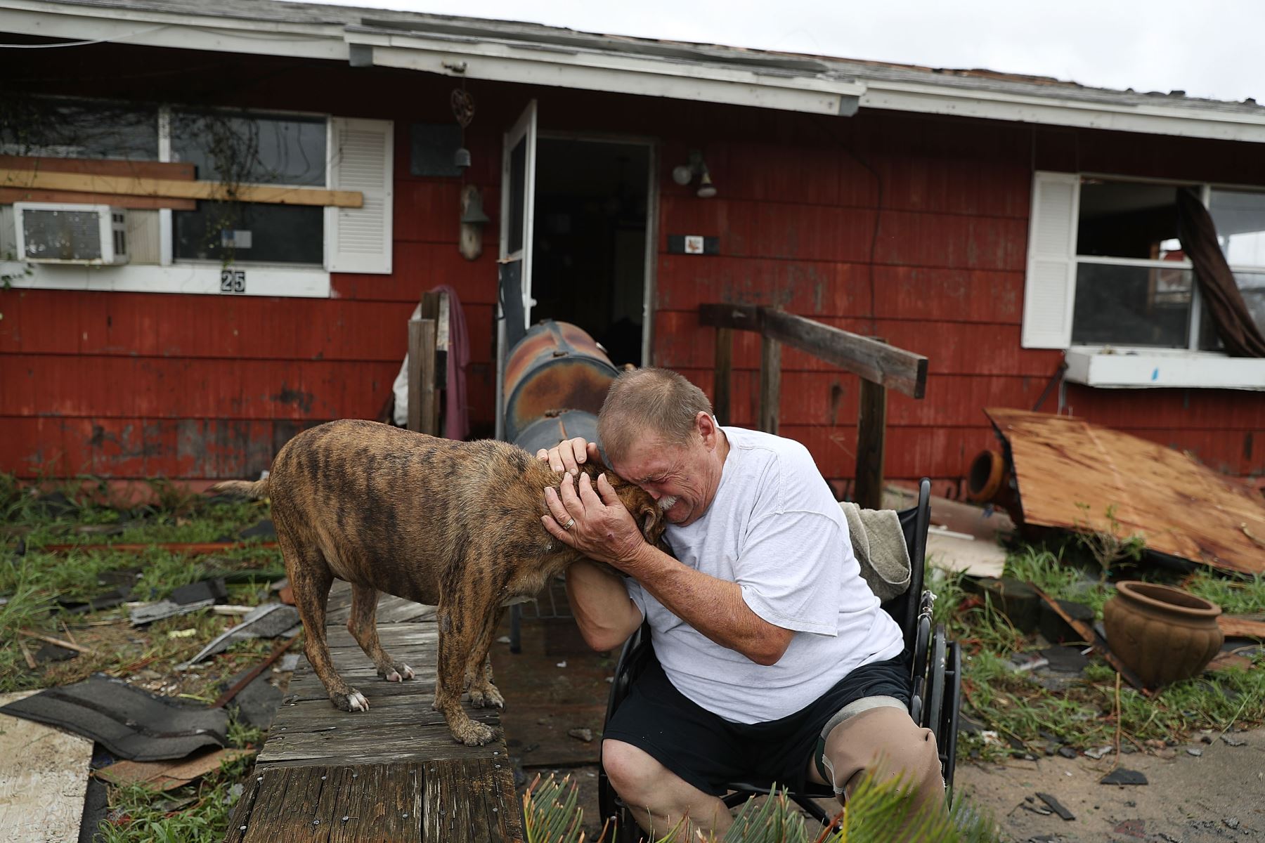 Habitantes de Houston  lloran por perdidas materiales por el paso de la tormenta tropical Harvey. Foto:AFP