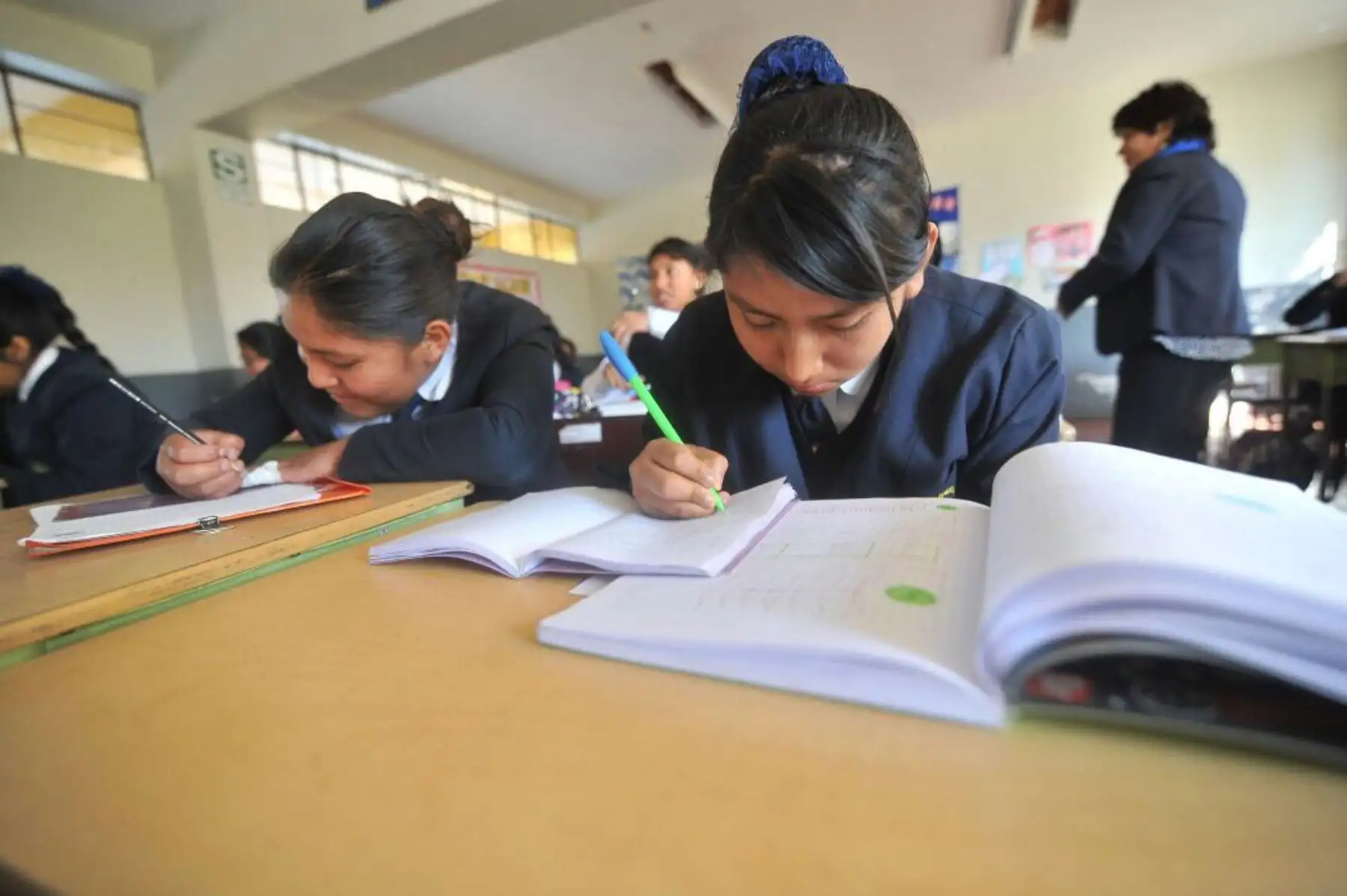 Al comenzar la tercera semana de la ilegal huelga magisterial convocada por un sector de docentes, el 96.7% de los estudiantes a nivel nacional se encuentra recibiendo clases con total normalidad, según indican los reportes de asistencia enviados hoy al Ministerio de Educación (Minedu) por las unidades de gestión educativa locales (Ugel). ANDINA/Difusión