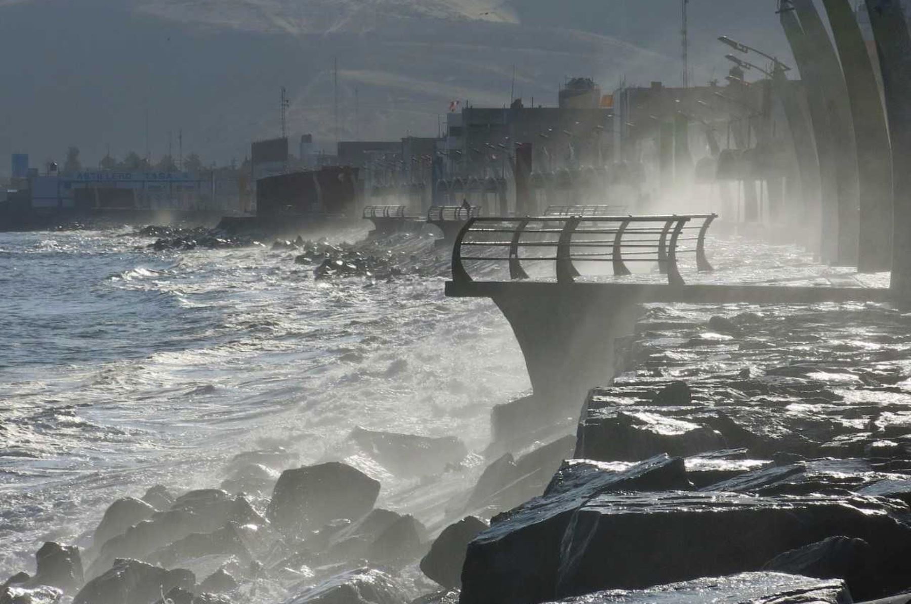 La ocurrencia de oleaje moderado en el litoral sur se prevé desde la madrugada de mañana martes 16 disminuyendo a ligero el miércoles 17; informó la Dirección de Hidrografía y Navegación (DHN) de la Marina de Guerra del Perú.ANDINA/Difusión