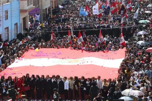 La solemne procesión de la Bandera Nacional, que constituye el acto más representativo del 91° aniversario del retorno de Tacna al territorio peruano, dejará este año su multitudinaria convocatoria para reunir solo a las autoridades y será transmitida vía internet debido a la emergencia sanitaria por la pandemia del covid-19.  ANDINA/Archivo