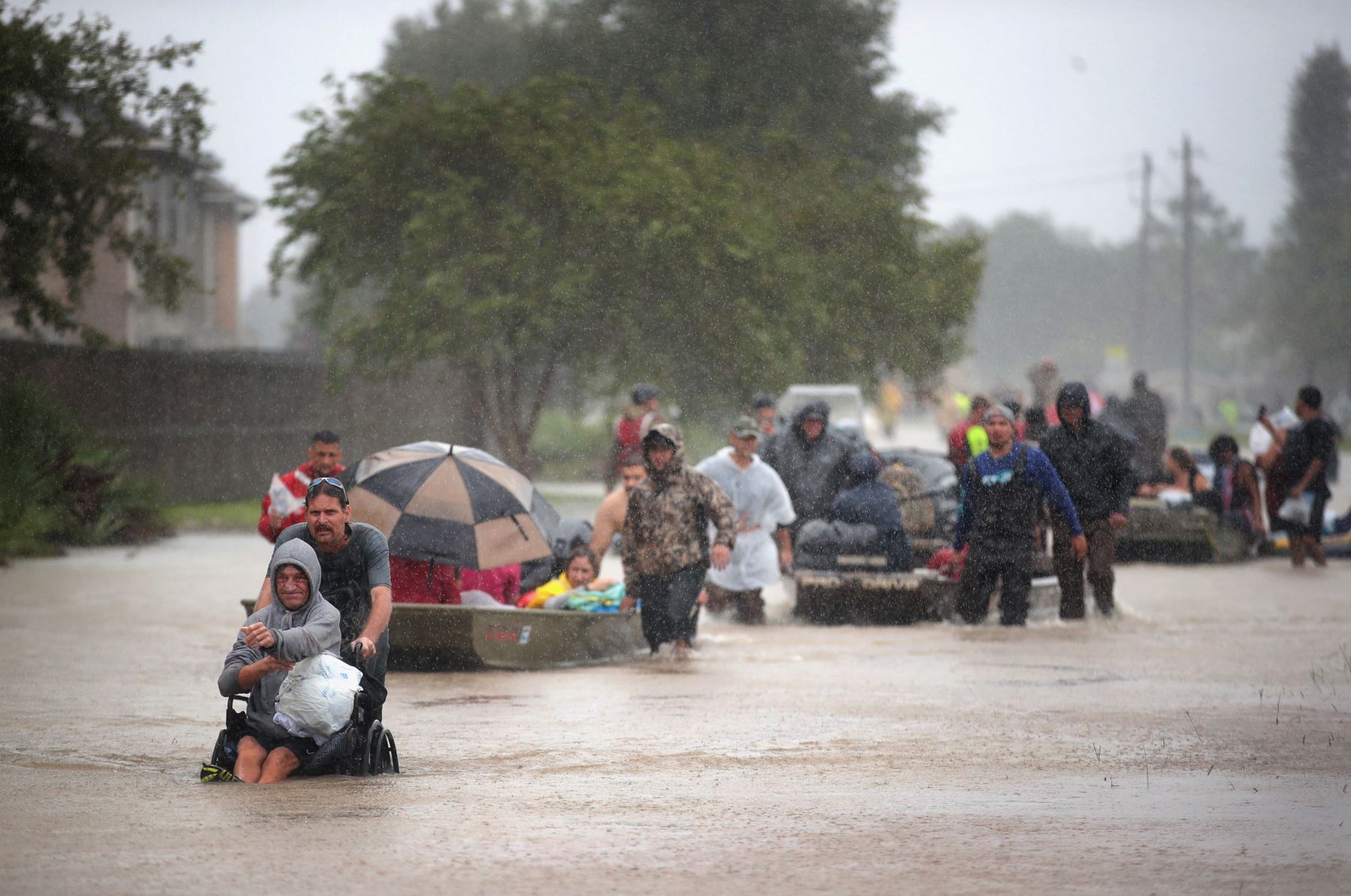 Rescate a la gente en calles inundadas con agua de lluvia, por el huracán Harve , en Houston Texas. Foto:AFP