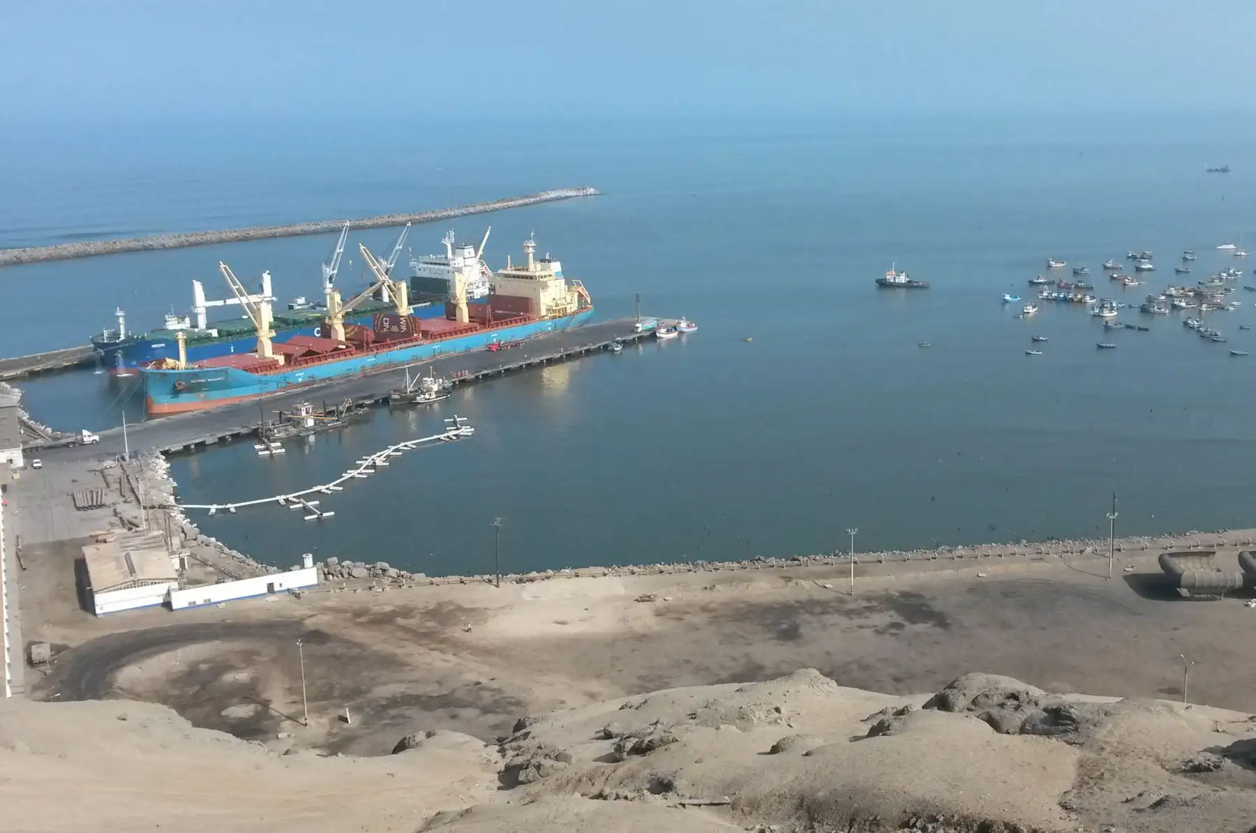 El Frente de Defensa para el Desarrollo del Puerto de Salaverry rechazó la acción de amparo, presentada por la congresista María Elena Foronda, y el dirigente del Fentenapu, Leopoldo Ortiz, para suspender la firma del contrato de concesión del puerto de Salaverry, previsto para este lunes 20 de agosto. ANDINA/Difusión