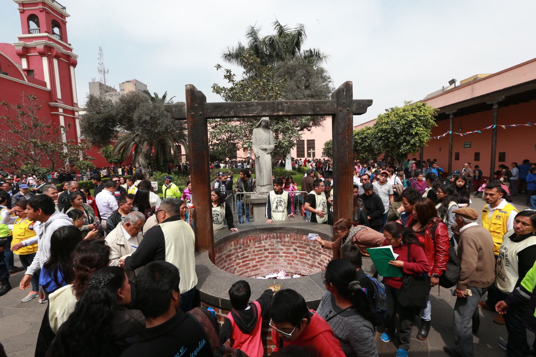 30/08/2017   LIMA,PERÚ-AGOSTO 30. Miles de fieles de santa Rosa de Lima pugnan por depositar sus cartas en el pozo de los deseos. Foto: ANDINA/Dante Zegarra.