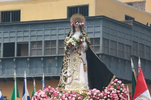 Si bien la festividad en honor a Santa Rosa, el próximo 30 de agosto, cobra mayor realce en Lima por ser la ciudad donde nació, vivió y falleció, los homenajes se extienden y se celebran con gran fervor religioso, colorido y alegría en diversos pueblos de la costa, sierra y selva, algunos de los cuales llevan el nombre de la primera santa del Perú y de América.Foto:  ANDINA/Dante Zegarra