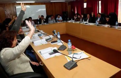 El Consejo Regional de Áncash cuenta con 24 miembros, de los cuales 12 votaron a favor de admitir las solicitudes de vacancia, otros 11 en contra y una ausencia.